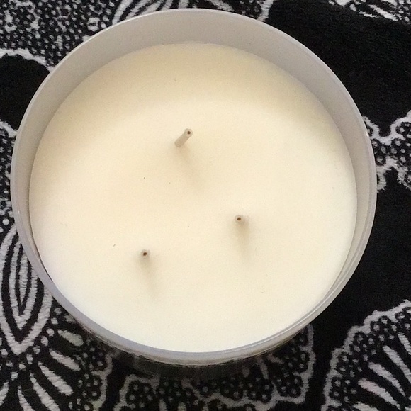 Bath and body works fireside candle with decorative lid - Picture 3 of 4